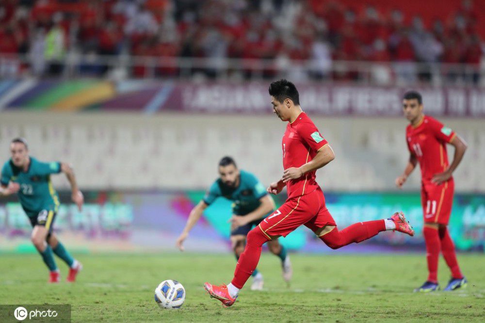 今日焦点战预告16:45 澳超赛场 悉尼FC VS 惠灵顿凤凰 惠灵顿凤凰强势出击能否在客场全身而退？01:30 意甲赛事 那不勒斯 VS 蒙扎 那不勒斯欲在主场迎来反弹重返欧战区!02:45 葡超赛场 本菲卡 VS 法马利卡奥 本菲卡对榜首之位虎视眈眈，法马利卡奥客场之旅恐难以全身而退？03:45 意甲赛事 热那亚 VS 国际米兰 国米已连续多场赛事保持不败，火“热”势头欲继续延续？ 事件那不勒斯后卫纳坦肩膀脱臼，马扎里：队医说他将缺席一个半月那不勒斯主帅马扎里称，后卫纳坦因肩膀脱臼将缺席一个半月时间。